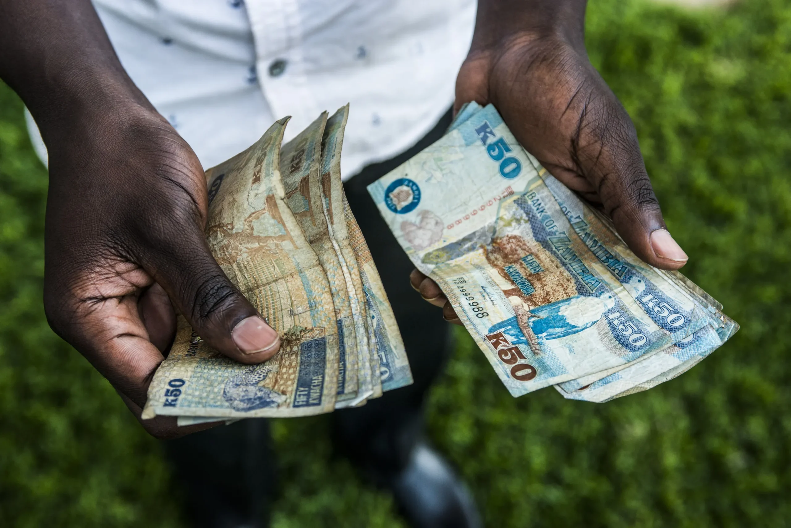 Dinero para ilustrar una guía sobre préstamos personales en Zambia